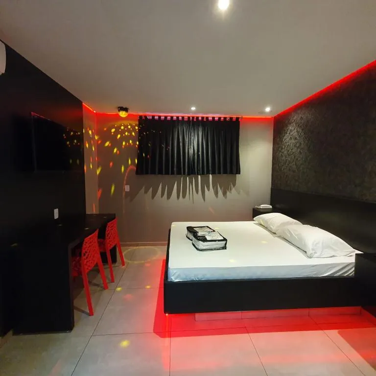 Quarto com Cama King-size e Banheira de Hidromassagem